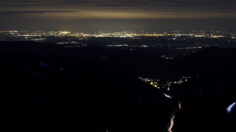 Dieses Bild zeigt eine Webcam-Aufnahme vom Achertal, aufgenommen am Freitag, den 03.04.2026 um 21:00 Uhr. Die Temperatur betrug 5.3°C.