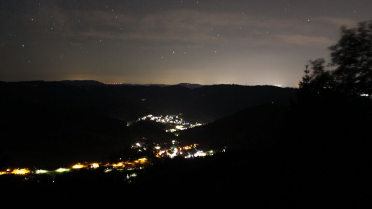Dieses Bild zeigt eine Webcam-Aufnahme vom Achertal, aufgenommen am Dienstag, den 21.07.2026 um 01:00 Uhr. Die Temperatur betrug 13°C.