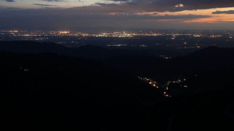 Dieses Bild zeigt eine Webcam-Aufnahme vom Achertal, aufgenommen am Montag, den 12.05.2025 um 22:00 Uhr. Die Temperatur betrug 10.9°C.