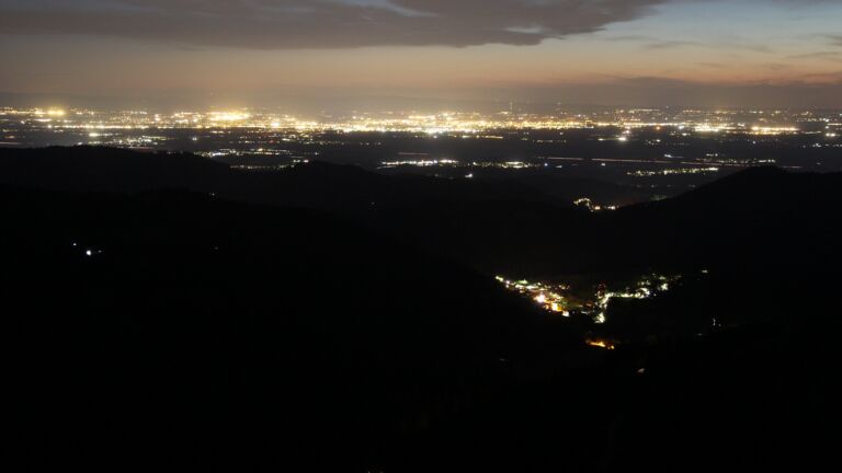 Dieses Bild zeigt eine Webcam-Aufnahme vom Achertal, aufgenommen am Sonntag, den 19.04.2026 um 21:50 Uhr. Die Temperatur betrug 5.8°C.