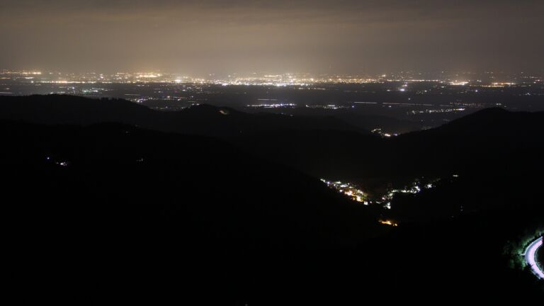 Dieses Bild zeigt eine Webcam-Aufnahme vom Achertal, aufgenommen am Samstag, den 17.05.2025 um 23:10 Uhr. Die Temperatur betrug 8.3°C.