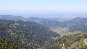 Dieses Bild zeigt eine Webcam-Aufnahme vom Achertal, aufgenommen am Donnerstag, den 23.04.2026 um 12:50 Uhr. Die Temperatur betrug 14.2°C.