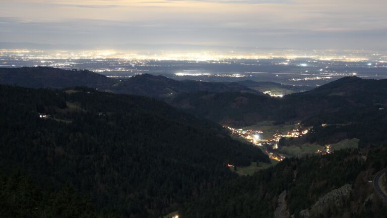 Dieses Bild zeigt eine Webcam-Aufnahme vom Achertal, aufgenommen am Dienstag, den 02.12.2025 um 20:00 Uhr. Die Temperatur betrug 4.7°C.