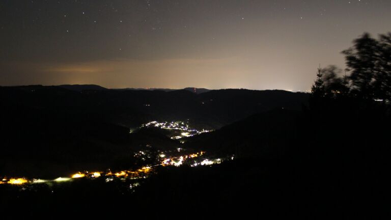 Dieses Bild zeigt eine Webcam-Aufnahme vom Achertal, aufgenommen am Samstag, den 15.08.2026 um 00:30 Uhr. Die Temperatur betrug 27.9°C.