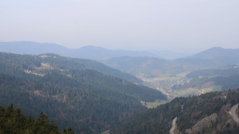 Dieses Bild zeigt eine Webcam-Aufnahme vom Achertal, aufgenommen am Montag, den 23.03.2026 um 10:10 Uhr. Die Temperatur betrug 7°C.