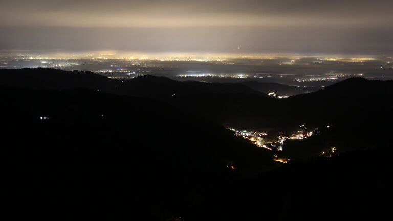 Dieses Bild zeigt eine Webcam-Aufnahme vom Achertal, aufgenommen am Samstag, den 20.12.2025 um 21:30 Uhr. Die Temperatur betrug 8.9°C.