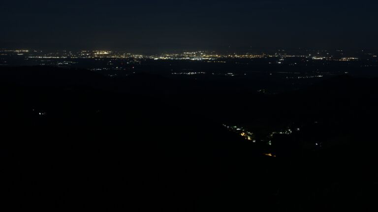 Dieses Bild zeigt eine Webcam-Aufnahme vom Achertal, aufgenommen am Freitag, den 08.08.2025 um 00:00 Uhr. Die Temperatur betrug 18.4°C.