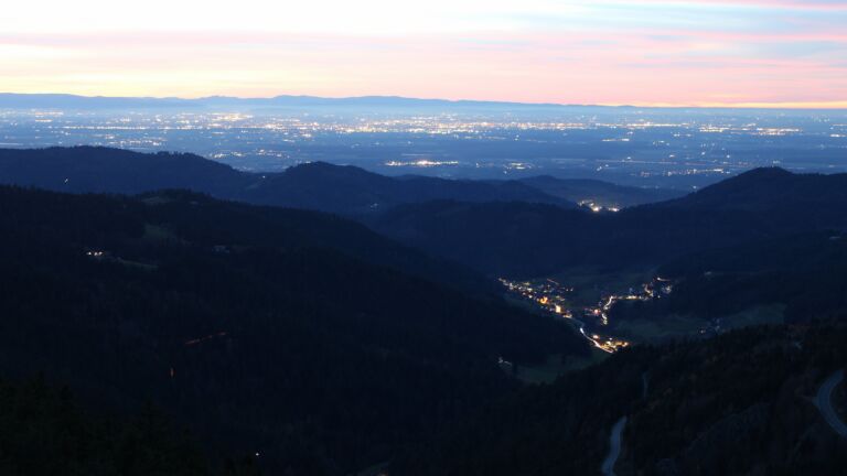 Dieses Bild zeigt eine Webcam-Aufnahme vom Achertal, aufgenommen am Mittwoch, den 12.11.2025 um 17:30 Uhr. Die Temperatur betrug 11.9°C.