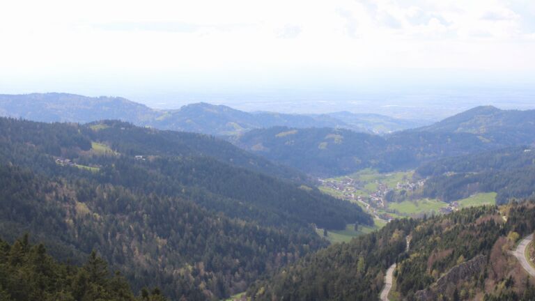 Dieses Bild zeigt eine Webcam-Aufnahme vom Achertal, aufgenommen am Donnerstag, den 16.04.2026 um 16:30 Uhr. Die Temperatur betrug 12.1°C.