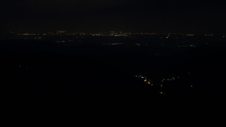 Dieses Bild zeigt eine Webcam-Aufnahme vom Achertal, aufgenommen am Montag, den 23.06.2025 um 03:50 Uhr. Die Temperatur betrug 17°C.