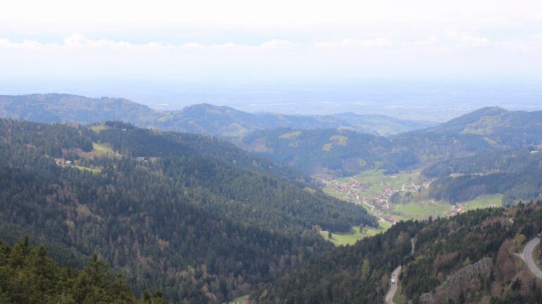 Dieses Bild zeigt eine Webcam-Aufnahme vom Achertal, aufgenommen am Donnerstag, den 16.04.2026 um 14:20 Uhr. Die Temperatur betrug 12°C.