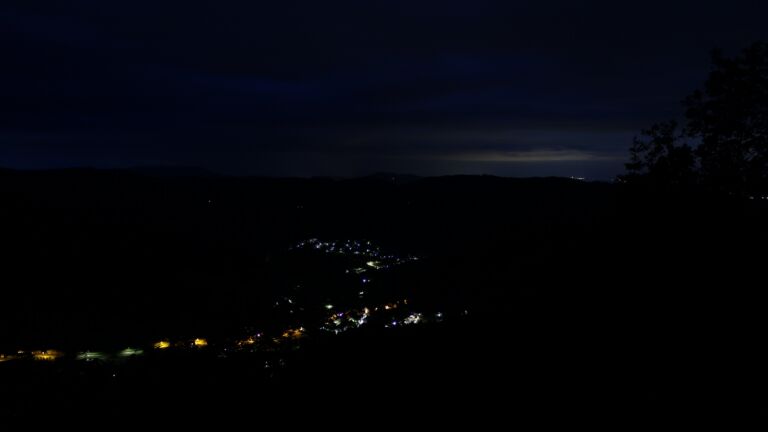 Dieses Bild zeigt eine Webcam-Aufnahme vom Achertal, aufgenommen am Montag, den 01.06.2026 um 04:20 Uhr. Die Temperatur betrug 12°C.