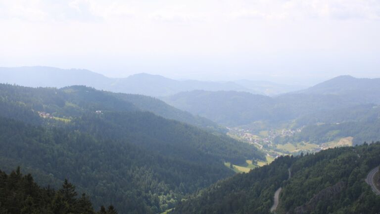 Dieses Bild zeigt eine Webcam-Aufnahme vom Achertal, aufgenommen am Donnerstag, den 22.05.2025 um 16:00 Uhr. Die Temperatur betrug 8°C.