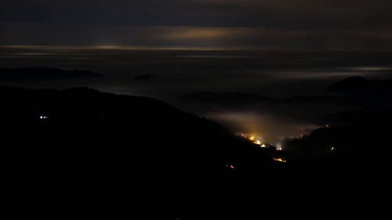 Dieses Bild zeigt eine Webcam-Aufnahme vom Achertal, aufgenommen am Montag, den 22.12.2025 um 04:30 Uhr. Die Temperatur betrug 7.3°C.