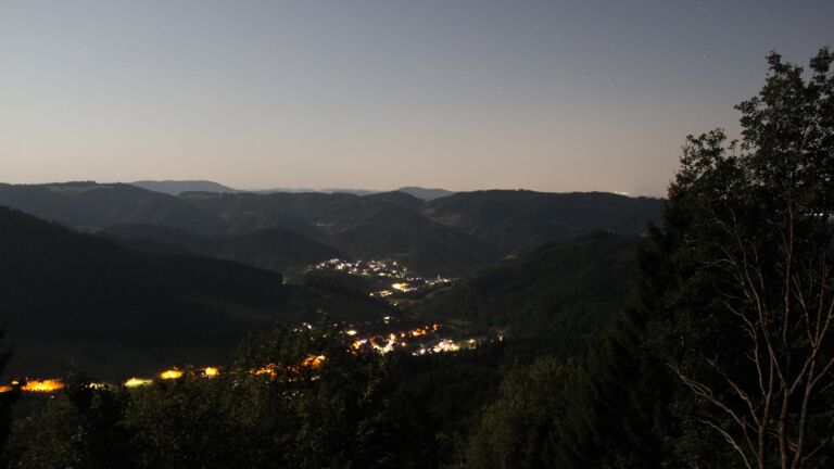 Dieses Bild zeigt eine Webcam-Aufnahme vom Achertal, aufgenommen am Donnerstag, den 30.07.2026 um 00:30 Uhr. Die Temperatur betrug 27.2°C.