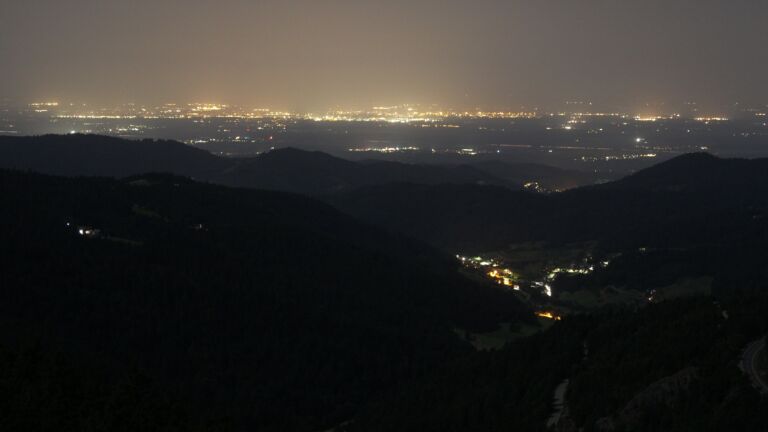 Dieses Bild zeigt eine Webcam-Aufnahme vom Achertal, aufgenommen am Donnerstag, den 14.08.2025 um 04:10 Uhr. Die Temperatur betrug 23.2°C.