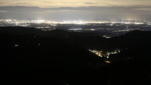 Dieses Bild zeigt eine Webcam-Aufnahme vom Achertal, aufgenommen am Freitag, den 13.03.2026 um 21:00 Uhr. Die Temperatur betrug 7.3°C.