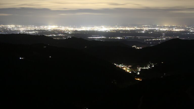 Dieses Bild zeigt eine Webcam-Aufnahme vom Achertal, aufgenommen am Freitag, den 13.03.2026 um 21:00 Uhr. Die Temperatur betrug 7.3°C.