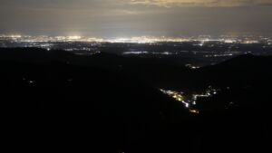 Dieses Bild zeigt eine Webcam-Aufnahme vom Achertal, aufgenommen am Dienstag, den 22.04.2025 um 22:10 Uhr. Die Temperatur betrug 8.9°C.