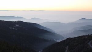 Dieses Bild zeigt eine Webcam-Aufnahme vom Achertal, aufgenommen am Samstag, den 27.12.2025 um 16:50 Uhr. Die Temperatur betrug 3.6°C.