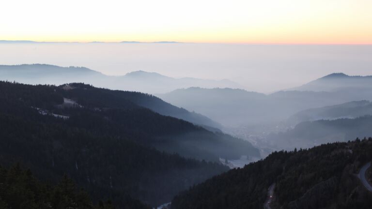 Dieses Bild zeigt eine Webcam-Aufnahme vom Achertal, aufgenommen am Samstag, den 27.12.2025 um 16:50 Uhr. Die Temperatur betrug 3.6°C.