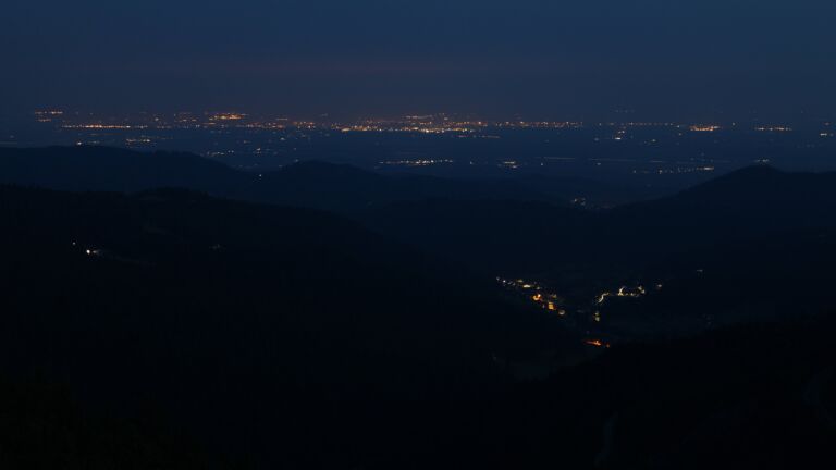 Dieses Bild zeigt eine Webcam-Aufnahme vom Achertal, aufgenommen am Dienstag, den 10.06.2025 um 04:20 Uhr. Die Temperatur betrug 11.4°C.