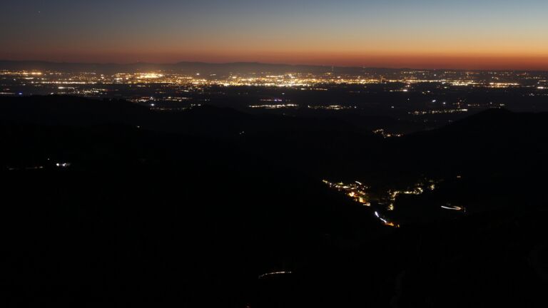 Dieses Bild zeigt eine Webcam-Aufnahme vom Achertal, aufgenommen am Donnerstag, den 23.04.2026 um 21:50 Uhr. Die Temperatur betrug 9.7°C.