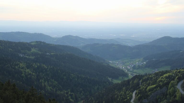 Dieses Bild zeigt eine Webcam-Aufnahme vom Achertal, aufgenommen am Montag, den 27.04.2026 um 20:10 Uhr. Die Temperatur betrug 11.7°C.