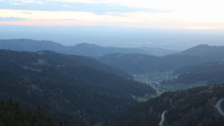 Dieses Bild zeigt eine Webcam-Aufnahme vom Achertal, aufgenommen am Donnerstag, den 16.04.2026 um 20:30 Uhr. Die Temperatur betrug 12.8°C.