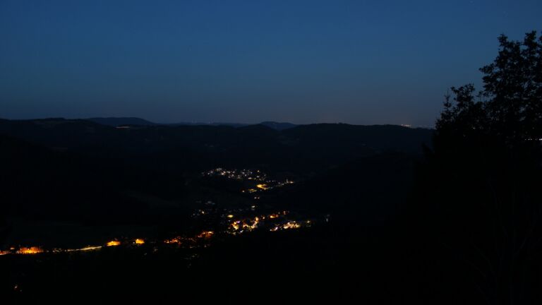 Dieses Bild zeigt eine Webcam-Aufnahme vom Achertal, aufgenommen am Mittwoch, den 22.07.2026 um 04:40 Uhr. Die Temperatur betrug 13.9°C.
