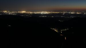 Dieses Bild zeigt eine Webcam-Aufnahme vom Achertal, aufgenommen am Freitag, den 24.04.2026 um 22:00 Uhr. Die Temperatur betrug 11.2°C.