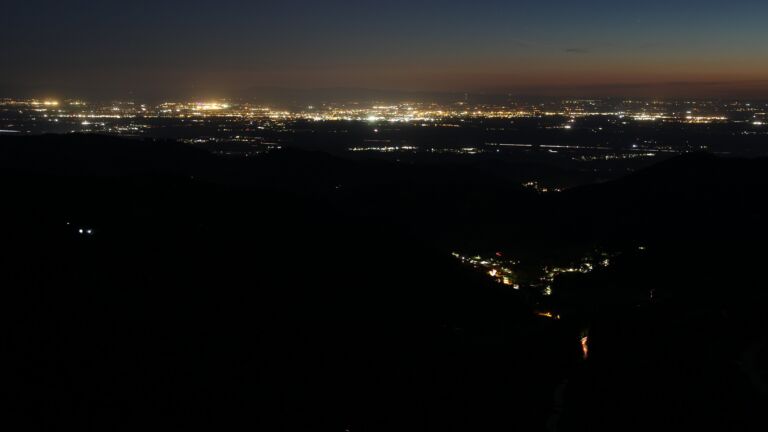 Dieses Bild zeigt eine Webcam-Aufnahme vom Achertal, aufgenommen am Freitag, den 24.04.2026 um 22:00 Uhr. Die Temperatur betrug 11.2°C.