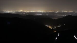 Dieses Bild zeigt eine Webcam-Aufnahme vom Achertal, aufgenommen am Montag, den 09.03.2026 um 22:00 Uhr. Die Temperatur betrug 8.9°C.