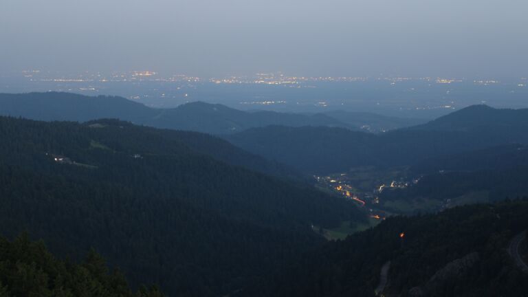 Dieses Bild zeigt eine Webcam-Aufnahme vom Achertal, aufgenommen am Dienstag, den 12.08.2025 um 05:30 Uhr. Die Temperatur betrug 18°C.