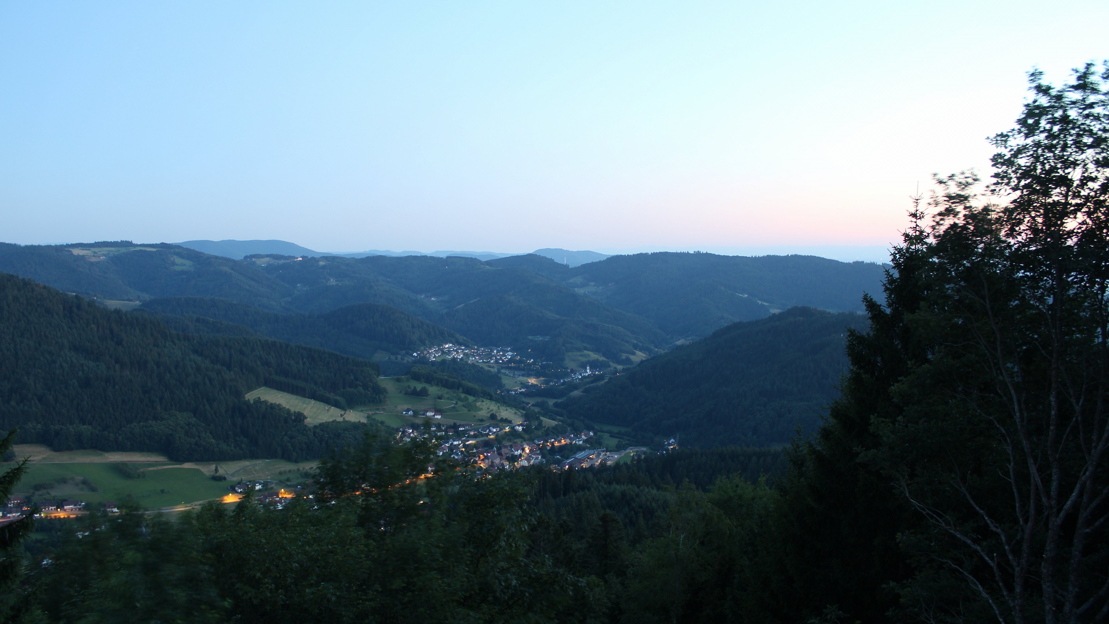 Dieses Bild zeigt eine Webcam-Aufnahme vom Achertal, aufgenommen am Samstag, den 04.07.2026 um 22:10 Uhr. Die Temperatur betrug 20.6°C.
