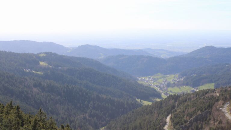 Dieses Bild zeigt eine Webcam-Aufnahme vom Achertal, aufgenommen am Montag, den 06.04.2026 um 17:00 Uhr. Die Temperatur betrug 11.7°C.