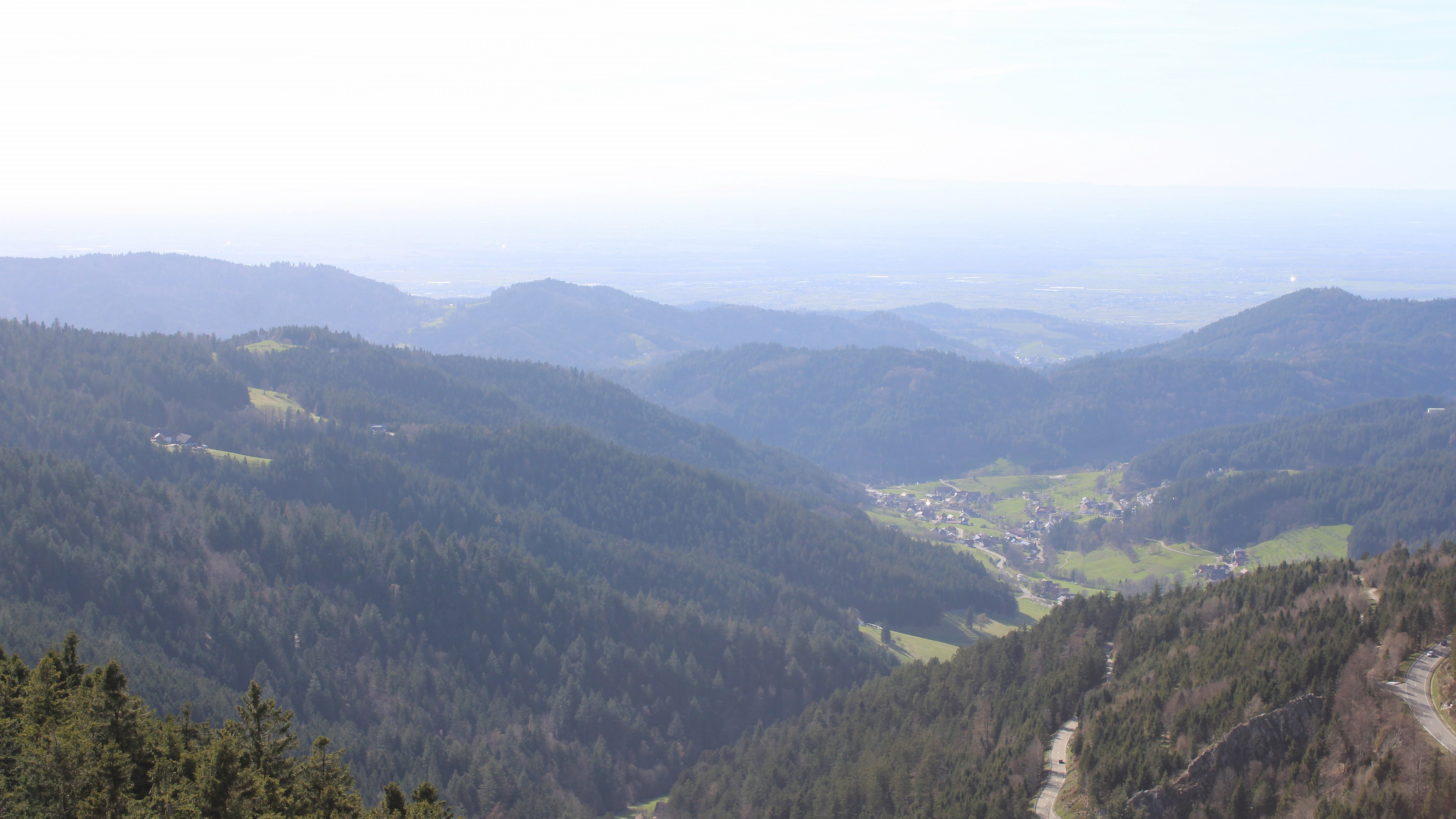 Dieses Bild zeigt eine Webcam-Aufnahme vom Achertal, aufgenommen am Montag, den 06.04.2026 um 17:00 Uhr. Die Temperatur betrug 11.7°C.