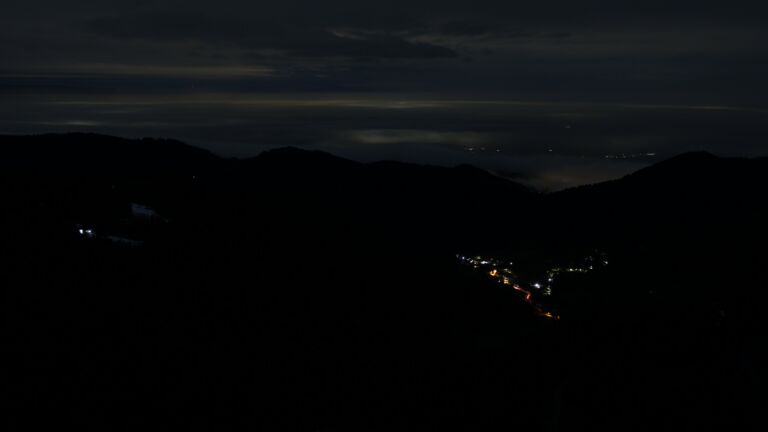 Dieses Bild zeigt eine Webcam-Aufnahme vom Achertal, aufgenommen am Dienstag, den 03.02.2026 um 04:20 Uhr. Die Temperatur betrug 2.7°C.