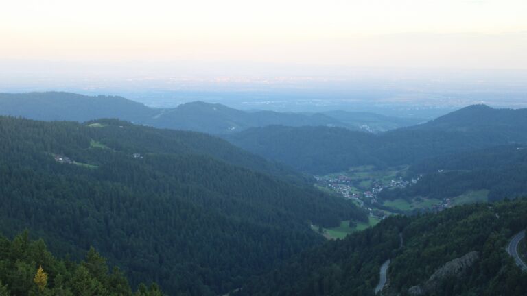 Dieses Bild zeigt eine Webcam-Aufnahme vom Achertal, aufgenommen am Freitag, den 08.08.2025 um 06:30 Uhr. Die Temperatur betrug 18.2°C.