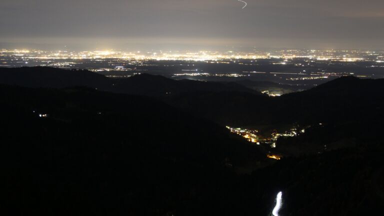 Dieses Bild zeigt eine Webcam-Aufnahme vom Achertal, aufgenommen am Donnerstag, den 30.10.2025 um 21:00 Uhr. Die Temperatur betrug 6°C.