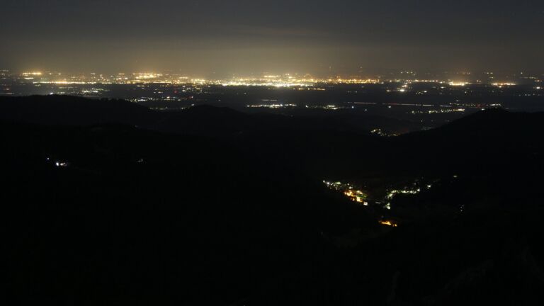 Dieses Bild zeigt eine Webcam-Aufnahme vom Achertal, aufgenommen am Samstag, den 19.07.2025 um 03:20 Uhr. Die Temperatur betrug 15.6°C.