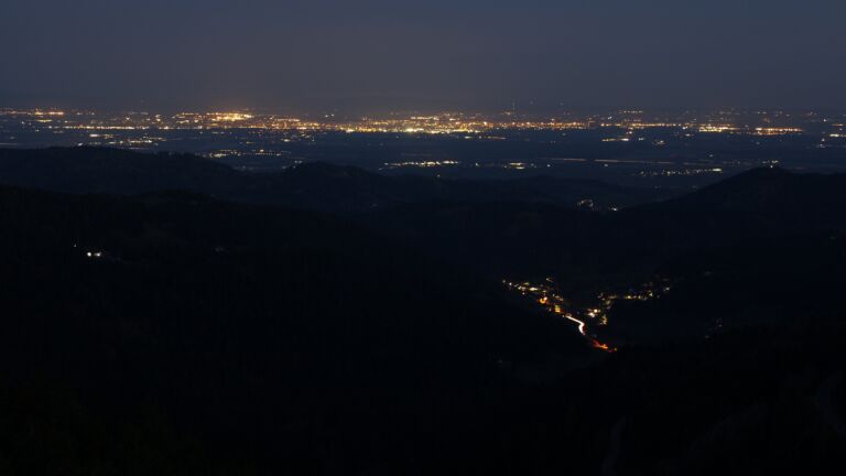 Dieses Bild zeigt eine Webcam-Aufnahme vom Achertal, aufgenommen am Freitag, den 17.04.2026 um 05:40 Uhr. Die Temperatur betrug 9.6°C.