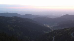 Dieses Bild zeigt eine Webcam-Aufnahme vom Achertal, aufgenommen am Montag, den 20.04.2026 um 21:00 Uhr. Die Temperatur betrug 4.7°C.