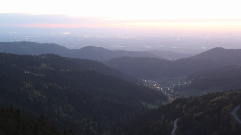 Dieses Bild zeigt eine Webcam-Aufnahme vom Achertal, aufgenommen am Montag, den 20.04.2026 um 21:00 Uhr. Die Temperatur betrug 4.7°C.