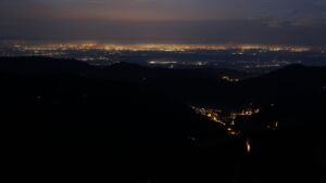 Dieses Bild zeigt eine Webcam-Aufnahme vom Achertal, aufgenommen am Samstag, den 20.12.2025 um 17:30 Uhr. Die Temperatur betrug 8.9°C.