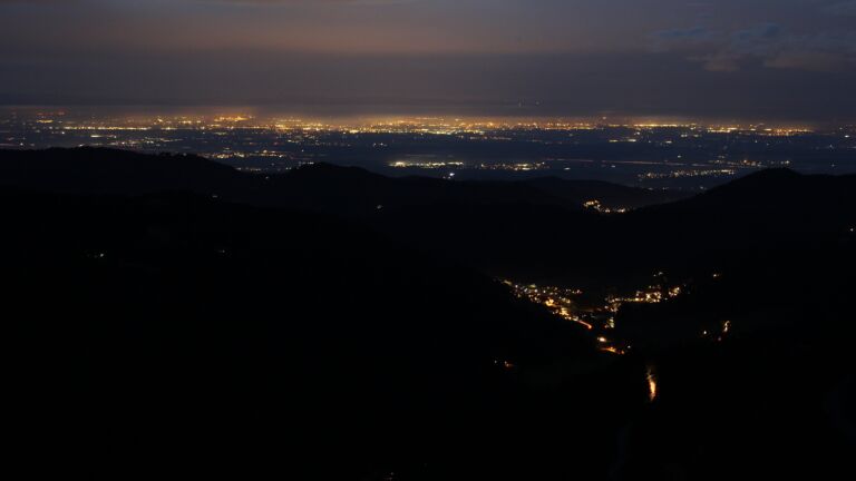 Dieses Bild zeigt eine Webcam-Aufnahme vom Achertal, aufgenommen am Samstag, den 20.12.2025 um 17:30 Uhr. Die Temperatur betrug 8.9°C.