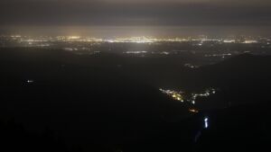 Dieses Bild zeigt eine Webcam-Aufnahme vom Achertal, aufgenommen am Freitag, den 10.04.2026 um 23:30 Uhr. Die Temperatur betrug 3.9°C.