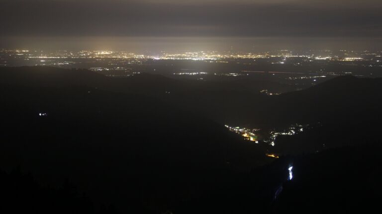 Dieses Bild zeigt eine Webcam-Aufnahme vom Achertal, aufgenommen am Freitag, den 10.04.2026 um 23:30 Uhr. Die Temperatur betrug 3.9°C.