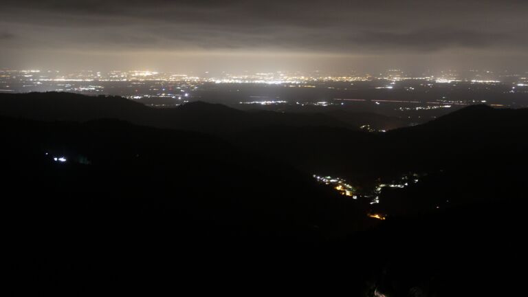 Dieses Bild zeigt eine Webcam-Aufnahme vom Achertal, aufgenommen am Dienstag, den 28.10.2025 um 05:10 Uhr. Die Temperatur betrug 2.9°C.