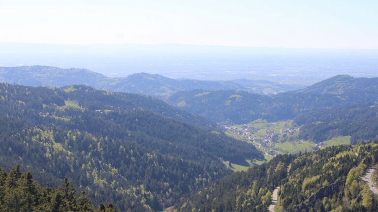 Dieses Bild zeigt eine Webcam-Aufnahme vom Achertal, aufgenommen am Donnerstag, den 23.04.2026 um 16:30 Uhr. Die Temperatur betrug 13.9°C.